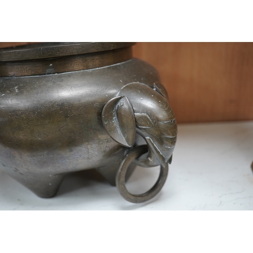 1376 - A large Chinese silver inlaid bronze elephant handled censer, signed Sishou, 19th century, 16cms hig... 