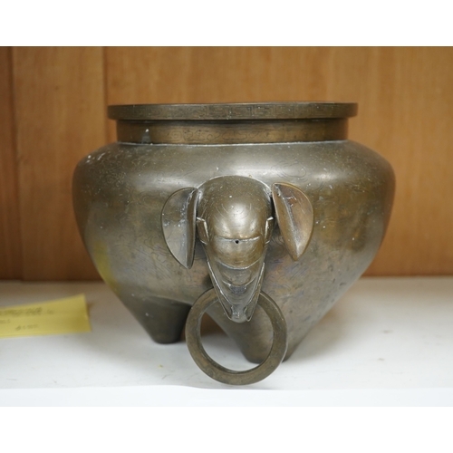 1376 - A large Chinese silver inlaid bronze elephant handled censer, signed Sishou, 19th century, 16cms hig... 