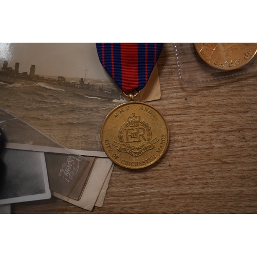 1409 - A quantity of various military ephemera to include a Coldstream guards matchbox holder, buttons, bad... 