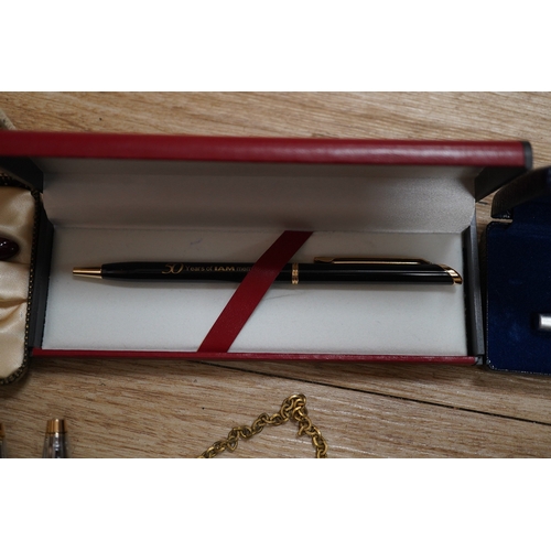 1410 - A quantity of various pens including Parker and Sheaffer. Condition - varies