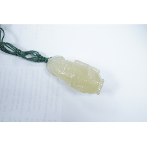 1416 - A Chinese bowenite jade pendant and bead necklace. Condition - fair to good