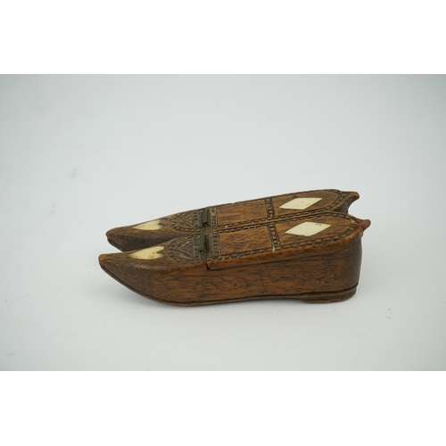 1425 - An early 19th century bone inset carved wood 'pair of shoes' snuff box with damaged sprung lid, 9.5c... 