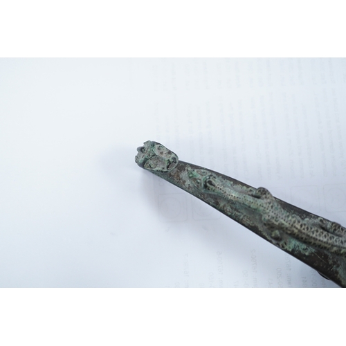 1426 - A Chinese bronze belt hook, Song Dynasty or later, 13.5cm wide. Condition - good condition for age... 