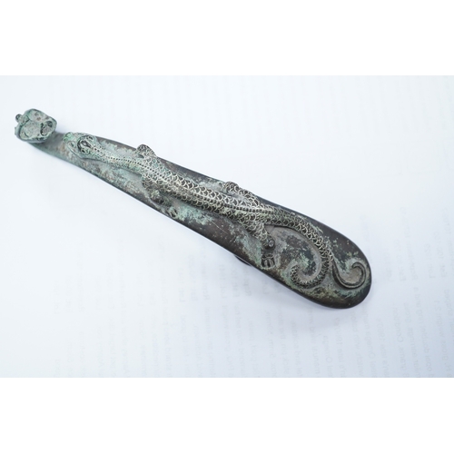 1426 - A Chinese bronze belt hook, Song Dynasty or later, 13.5cm wide. Condition - good condition for age... 