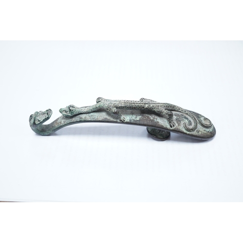 1426 - A Chinese bronze belt hook, Song Dynasty or later, 13.5cm wide. Condition - good condition for age... 