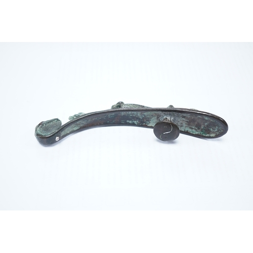 1426 - A Chinese bronze belt hook, Song Dynasty or later, 13.5cm wide. Condition - good condition for age... 