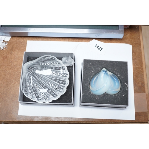 1431 - Three items of modern Lalique glass comprising paperweight in the form of a heart, shell dish and mo... 