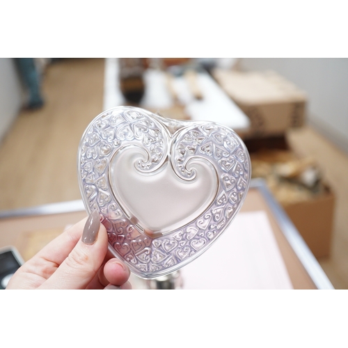 1433 - Two modern Lalique glass pin dishes in the form of hearts, largest 11cm wide. Condition - good... 