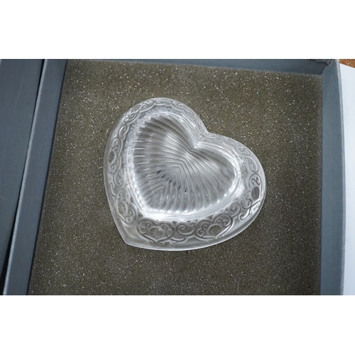 1433 - Two modern Lalique glass pin dishes in the form of hearts, largest 11cm wide. Condition - good... 