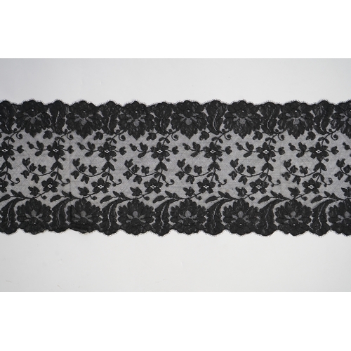 1541 - A collection of mixed machine lace: a black lace stole, two black veils, a sample of Japanese brocad... 