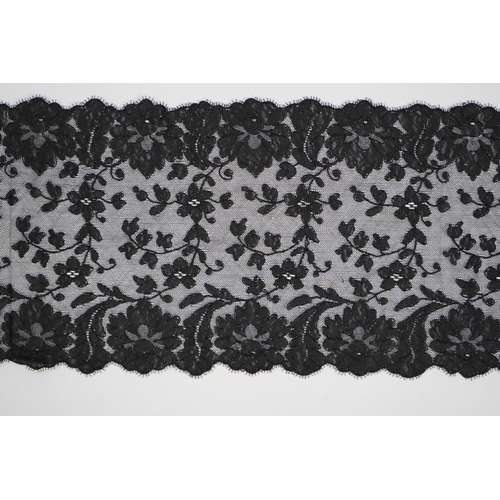 1541 - A collection of mixed machine lace: a black lace stole, two black veils, a sample of Japanese brocad... 