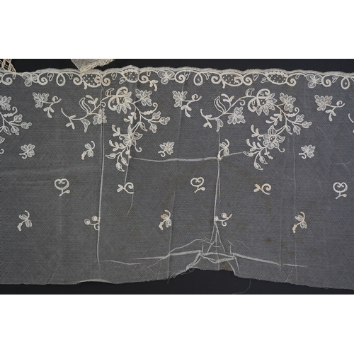 1542 - A variety of 19th and 20th century cream lace, being mixed hand and machine collars, lappets, trimmi... 