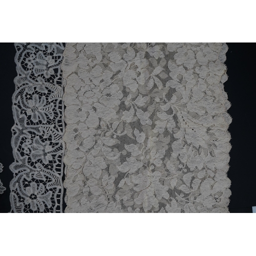 1542 - A variety of 19th and 20th century cream lace, being mixed hand and machine collars, lappets, trimmi... 