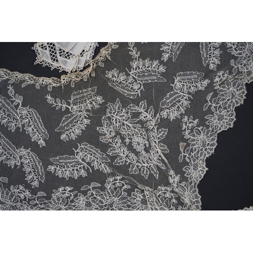 1542 - A variety of 19th and 20th century cream lace, being mixed hand and machine collars, lappets, trimmi... 