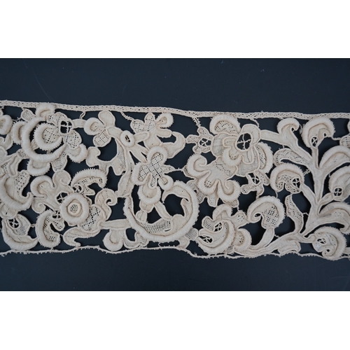 1550 - A length of 1660-1670 Italian Venetian Gros Point needle lace, this heavy needle lace was made with ... 