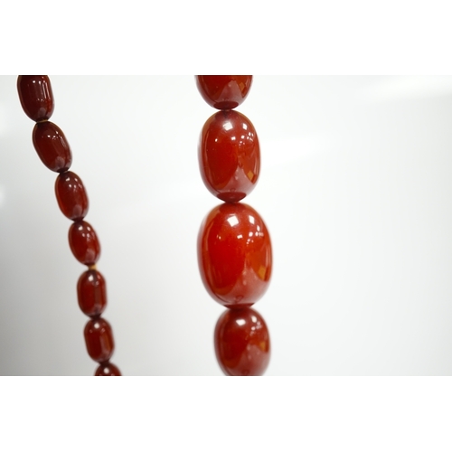 1905 - A single strand graduated simulated cherry amber oval bead necklace, 70cm, gross weight 51 grams. Co... 