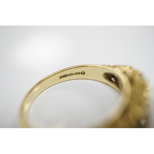 1910 - A modern Victorian style 18ct gold and graduated five stone diamond set half hoop ring, with rose se... 