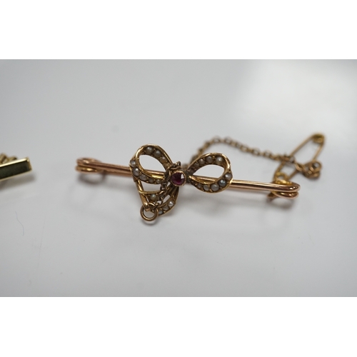 1915 - An early 20th century 15ct and solitaire diamond set bar brooch, 44mm, gross 3.5 grams and a similar... 