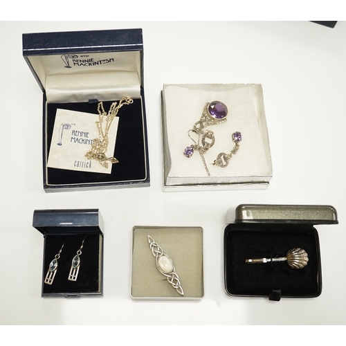 1945 - A quantity of assorted modern boxed jewellery including silver etc. Condition - poor to fair to good... 