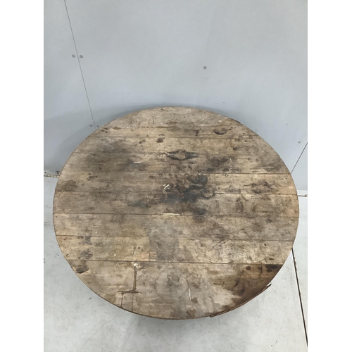 73 - A 19th century French Vendange table, diameter 99cm, height 69cm. Condition - poor