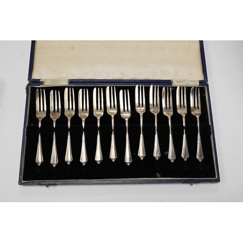 825 - A cased set of twelve late Victorian silver coffee spoons, by Goldsmiths & Silversmiths Co Ltd, Lond... 