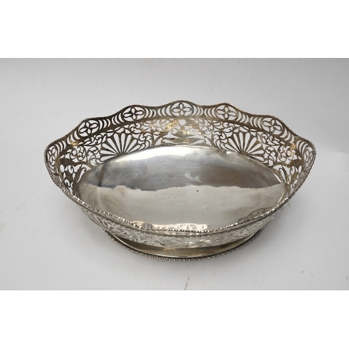 844 - An Edwardian pierced silver oval  bowl, Nathan & Hayes, Chester, 1908, 23.6cm, 11.8oz. Condition - p... 