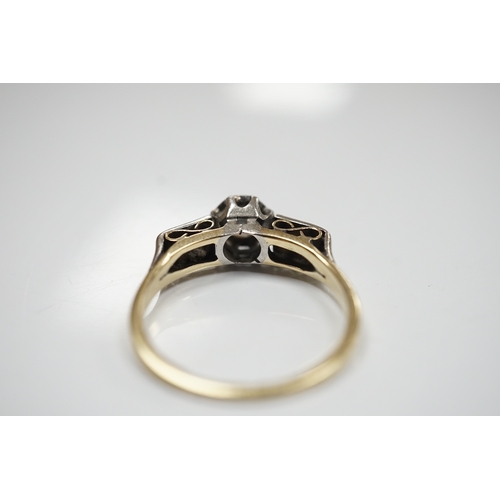 907 - An 18ct, plat. and collet set single stone diamond ring, with four stone diamond set shoulders, size... 