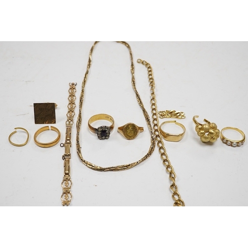 913 - A yellow metal and graduated five stone split pearl set half hoop ring, a 375 necklace and 9ct gold ... 