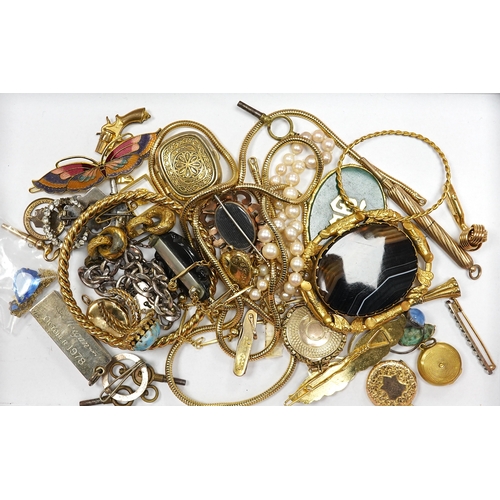 925 - A quantity of assorted jewellery, including costume, a small 9ct gold mounted pocket knife and 9ct b... 