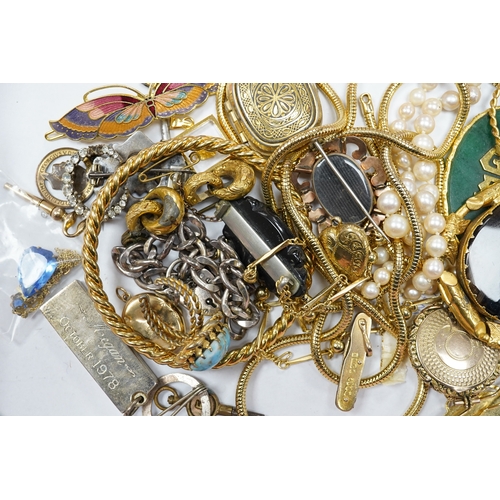 925 - A quantity of assorted jewellery, including costume, a small 9ct gold mounted pocket knife and 9ct b... 