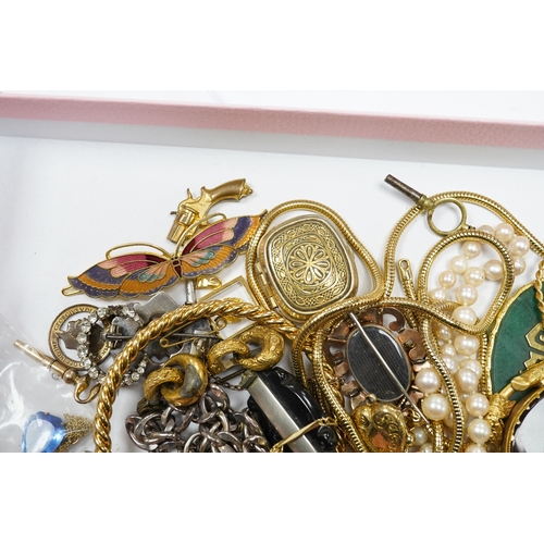 925 - A quantity of assorted jewellery, including costume, a small 9ct gold mounted pocket knife and 9ct b... 