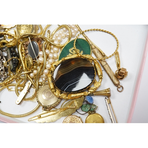 925 - A quantity of assorted jewellery, including costume, a small 9ct gold mounted pocket knife and 9ct b... 