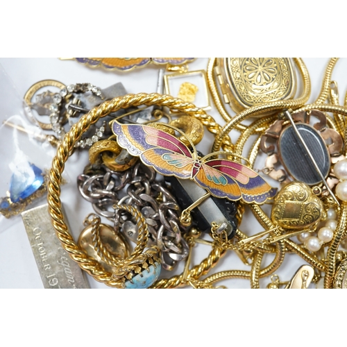 925 - A quantity of assorted jewellery, including costume, a small 9ct gold mounted pocket knife and 9ct b... 