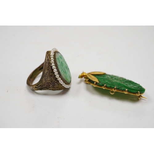 937 - A Chinese yellow metal mounted carved jade leaf brooch, stamped 'TC18', 36mm, gross weight 5.6 grams... 