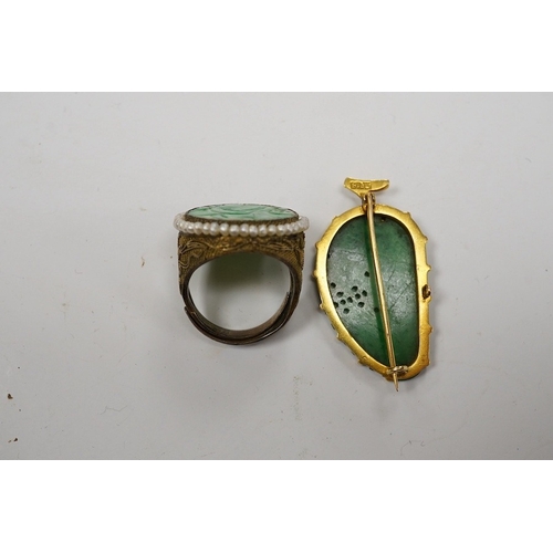 937 - A Chinese yellow metal mounted carved jade leaf brooch, stamped 'TC18', 36mm, gross weight 5.6 grams... 