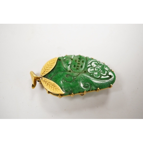 937 - A Chinese yellow metal mounted carved jade leaf brooch, stamped 'TC18', 36mm, gross weight 5.6 grams... 