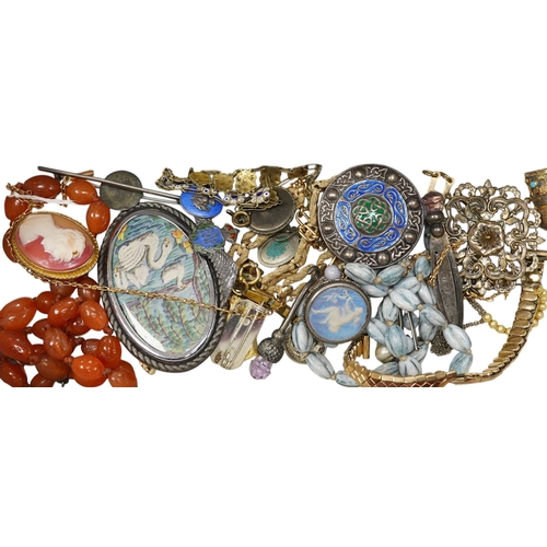 940 - A mixed group of jewellery, including a yellow metal chain stamped 15c, 4.5 grams, a 9ct 'H' charm, ... 