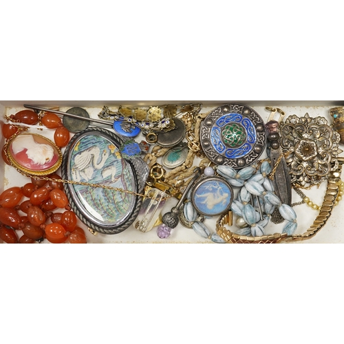 940 - A mixed group of jewellery, including a yellow metal chain stamped 15c, 4.5 grams, a 9ct 'H' charm, ... 