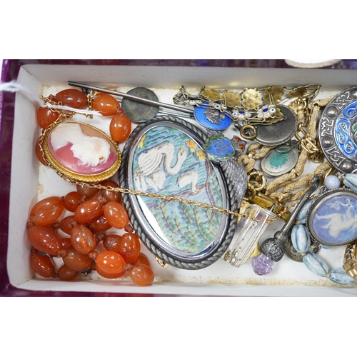 940 - A mixed group of jewellery, including a yellow metal chain stamped 15c, 4.5 grams, a 9ct 'H' charm, ... 