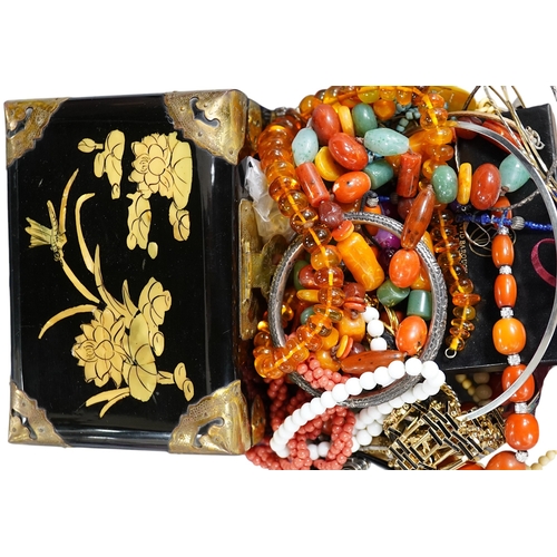 941 - A quantity of assorted jewellery and other items including costume, amber necklace, silver ring, 925... 