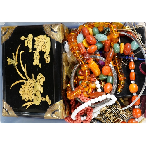 941 - A quantity of assorted jewellery and other items including costume, amber necklace, silver ring, 925... 