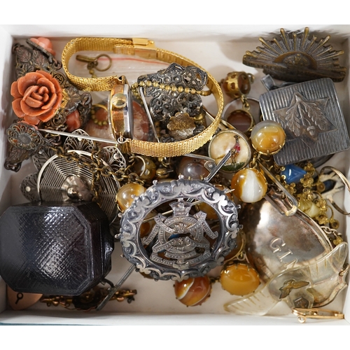 942 - A small group of assorted Victorian and later jewellery including, costume, a 9ct horseshoe brooch, ... 