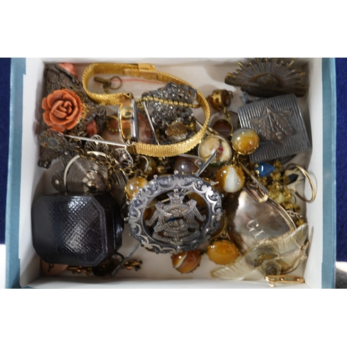 942 - A small group of assorted Victorian and later jewellery including, costume, a 9ct horseshoe brooch, ... 