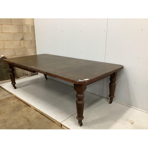 1050 - A late Victorian oak extending dining table, width 240cm extended, two spare leaves, depth 120cm, he... 