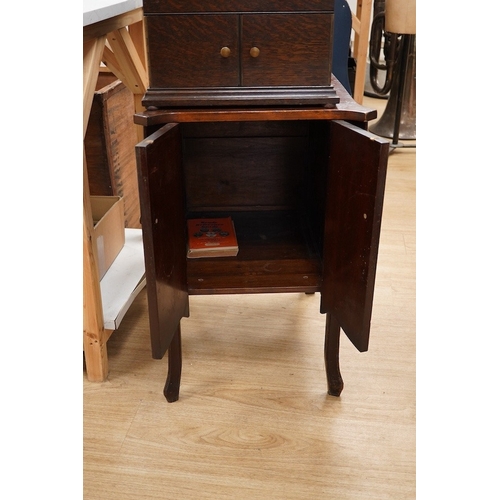 1285 - Two gramophone players; an oak cased HMV tabletop gramophone on a similar style mahogany gramophone ... 