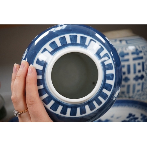 1347 - An 18th century Chinese export blue and white plate, together with two other dishes and two ginger j... 