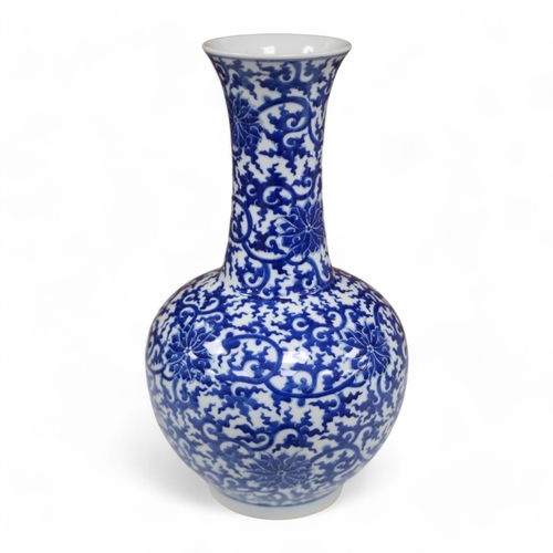 1407 - A large Chinese blue and white vase, 42cm high. Condition - good