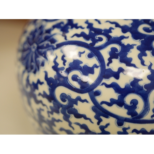 1407 - A large Chinese blue and white vase, 42cm high. Condition - good