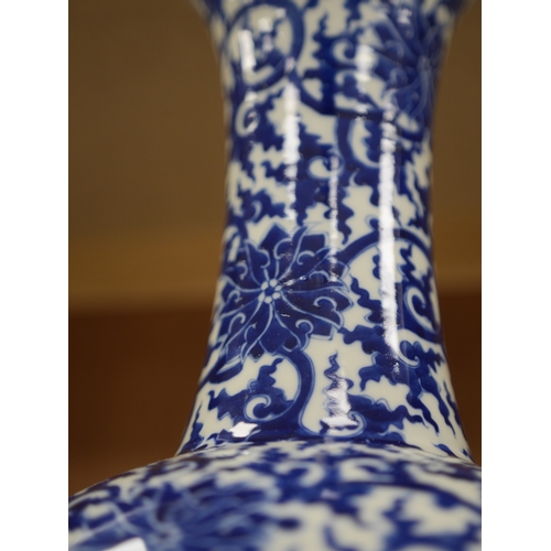 1407 - A large Chinese blue and white vase, 42cm high. Condition - good