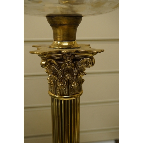 1416 - An Edwardian brass Corinthian columned oil lamp, 77cm high including funnel and shade. Condition - c... 